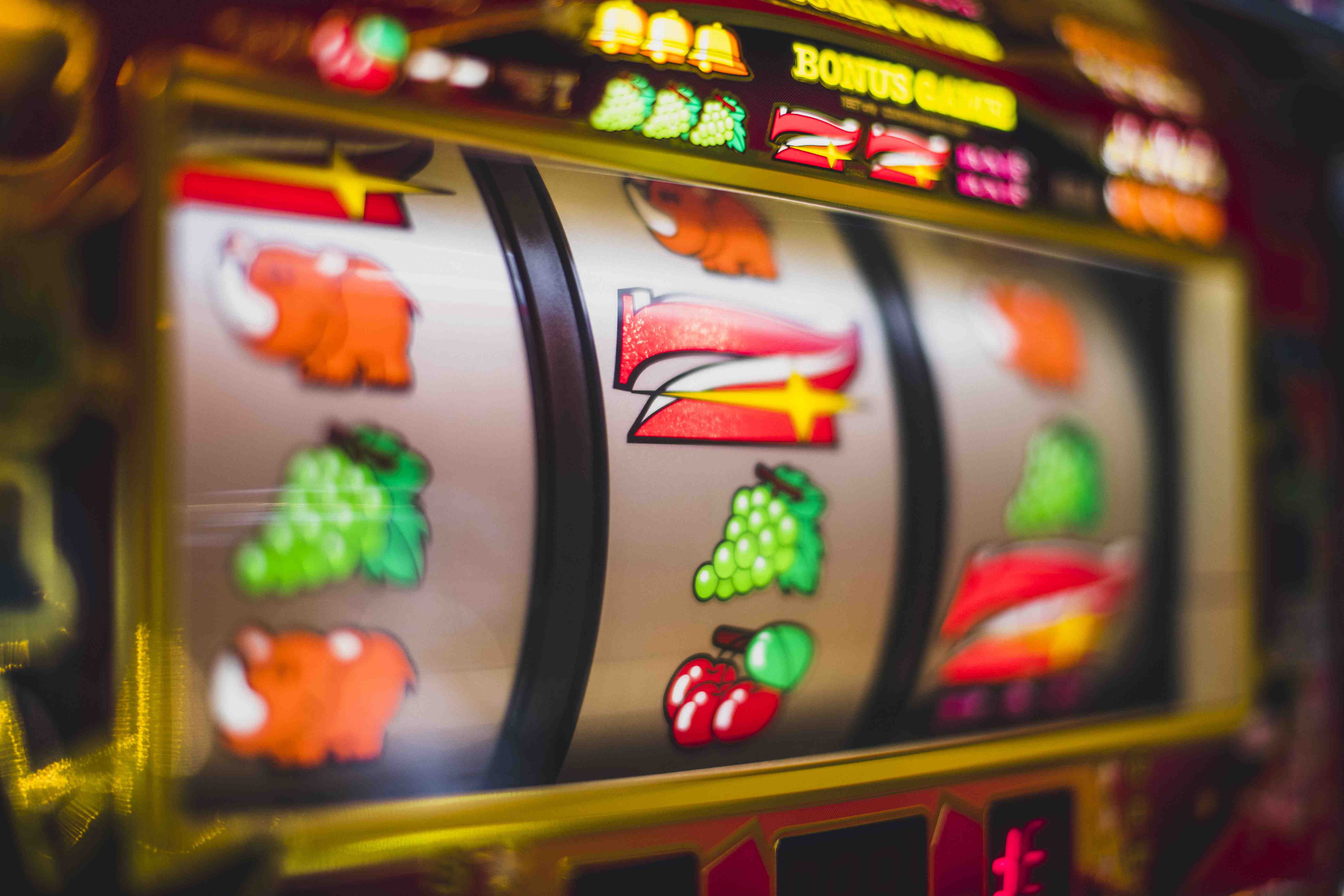 Giao diện sảnh game hubet com với nhiều slot online và game bài